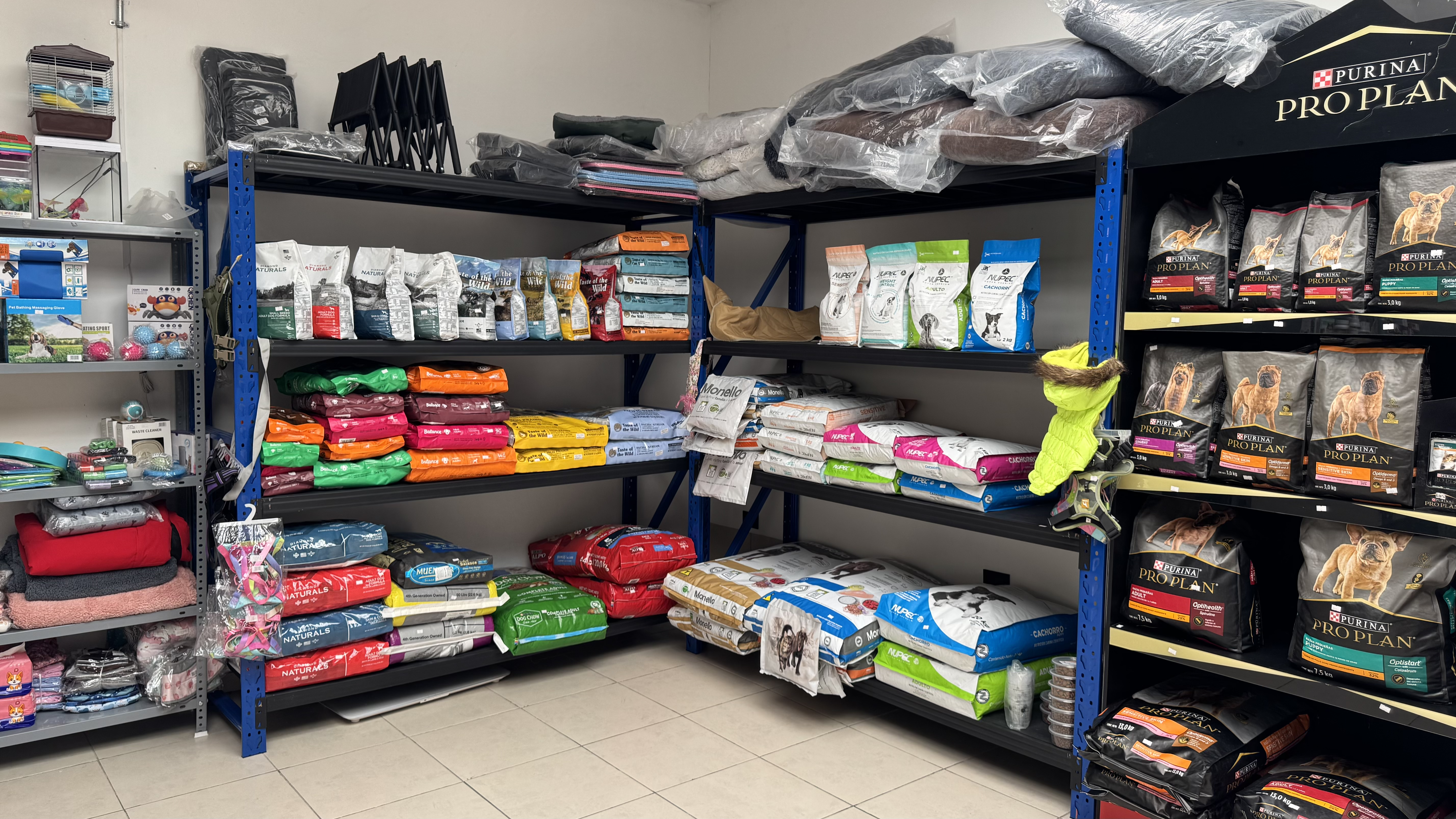 Productos para mascotas incluyendo alimentos, juguetes y accesorios